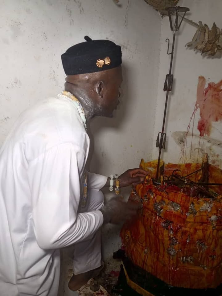 HOUNONGAN EZOMACLOICHI lors d’une pratique traditionnelle