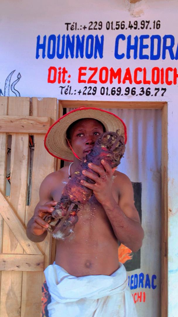 Portrait de HOUNONGAN EZOMACLOICHI dans son espace
